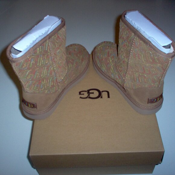 UGG KIDS CLASSIC II Graphic Stitch Boots, Size 4 (TAN) - Picture 2 of 5